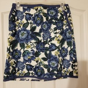 Floral print skirt with pockets and piping detail
